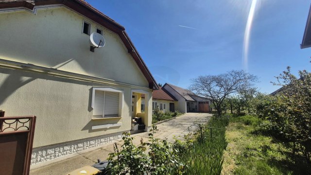 Eladó családi ház, Baján 79.9 M Ft, 6 szobás