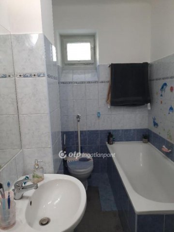 Eladó téglalakás, Pécsett 59.9 M Ft, 3 szobás