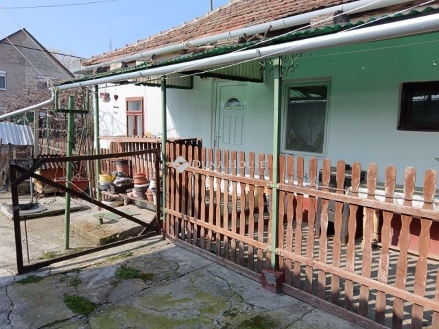 Eladó családi ház, Cegléden 34.9 M Ft, 2 szobás