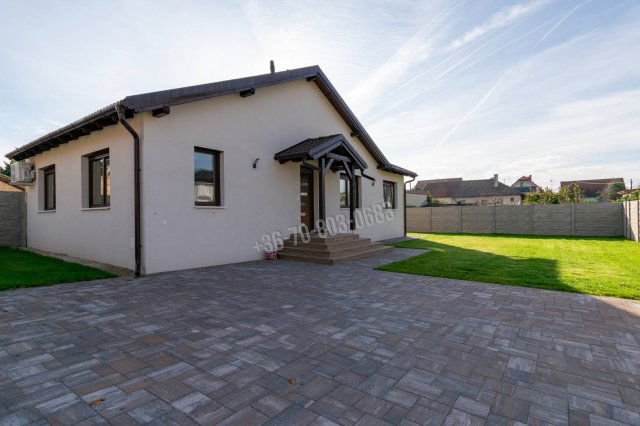Eladó családi ház, Mosonmagyaróváron, Család soron 110 M Ft