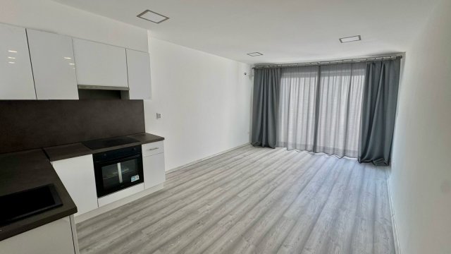 Eladó panellakás, Szegeden 63.99 M Ft, 4 szobás