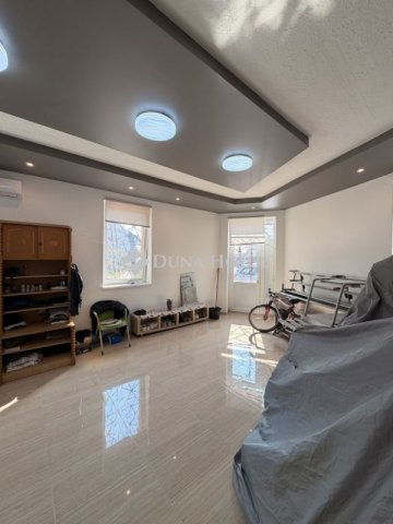 Eladó családi ház, Vecsésen 185 M Ft, 9 szobás