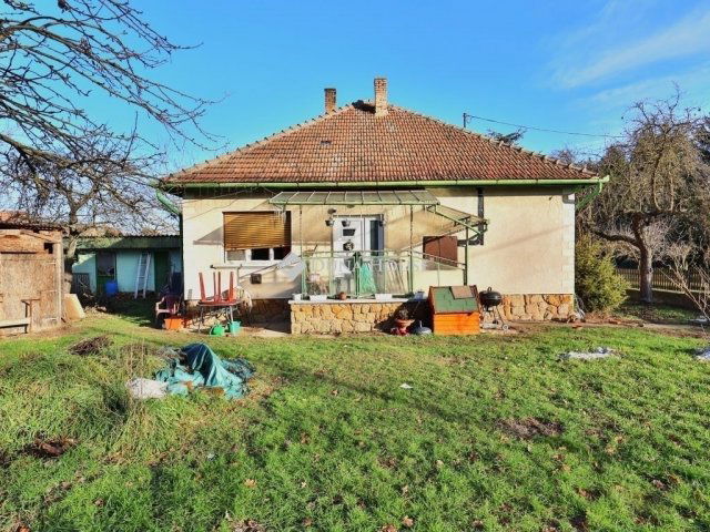 Eladó családi ház, Bényén 65 M Ft, 3 szobás