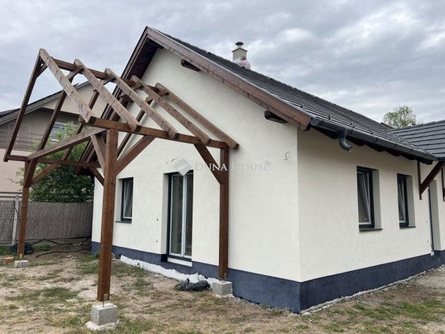 Eladó ikerház, Tápiószecsőn 74.9 M Ft, 4 szobás