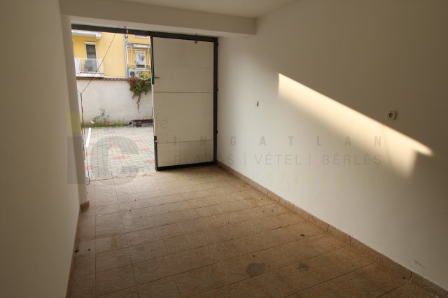 Eladó garázs, Szegeden, Bihari utcában 17 M Ft