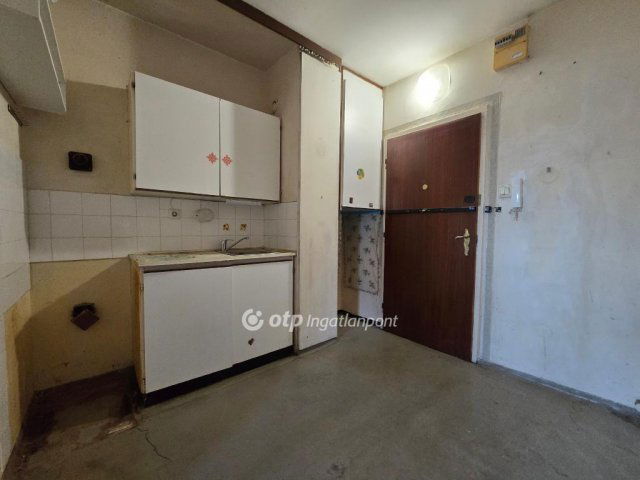 Eladó panellakás, Pápán 26.5 M Ft, 1+1 szobás