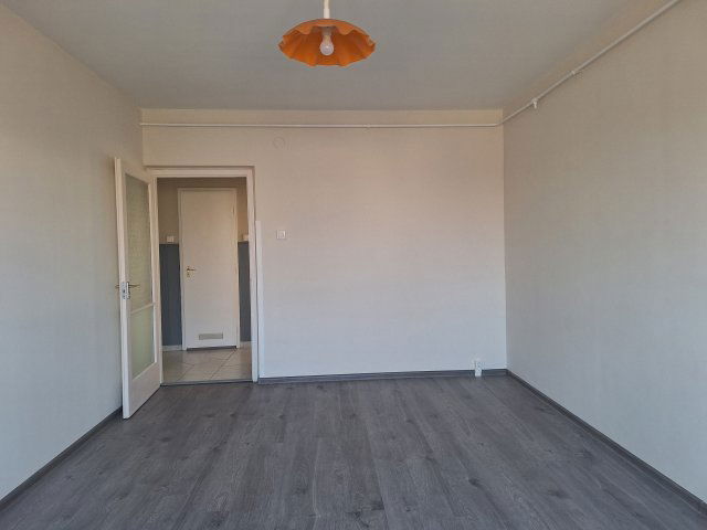 Eladó panellakás, Szegeden 42 M Ft, 1+2 szobás