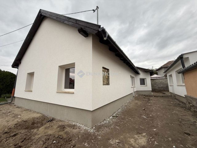 Eladó családi ház, Nyergesújfaluban 86.9 M Ft, 4 szobás