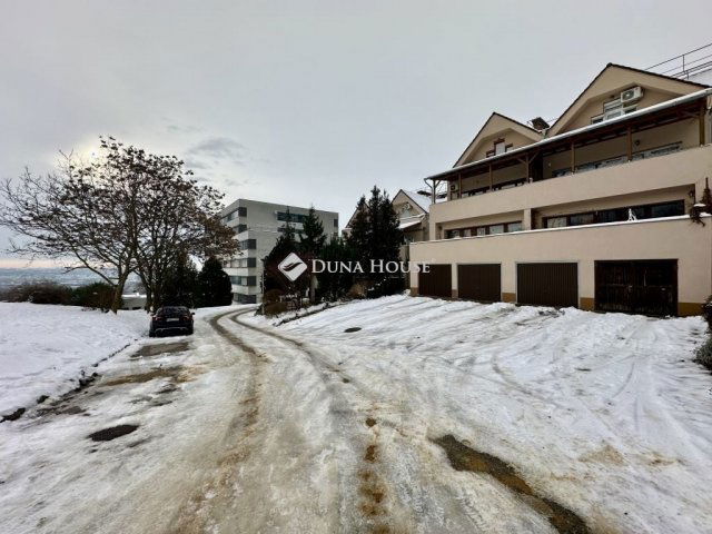 Eladó téglalakás, Pécsett 99 M Ft, 5 szobás