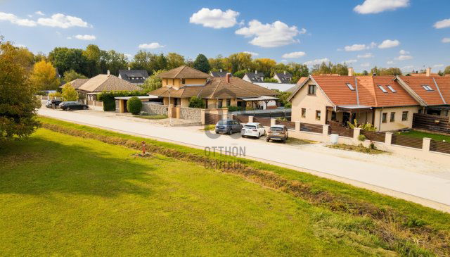 Eladó családi ház, Harkán 159 M Ft, 5 szobás