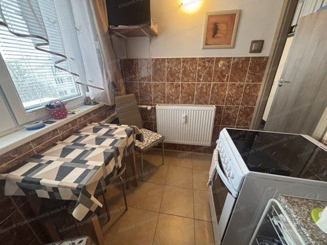 Eladó panellakás, Tatabányán 41.9 M Ft, 2+1 szobás