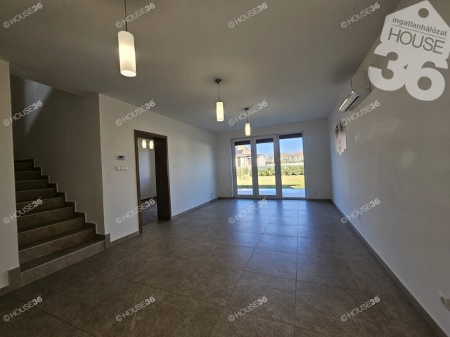 Kiadó ikerház, albérlet, Kecskeméten 450 E Ft / hó, 5 szobás