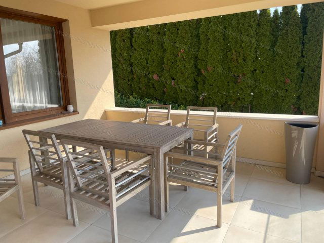 Eladó családi ház, Gödöllőn 300 M Ft, 6+1 szobás