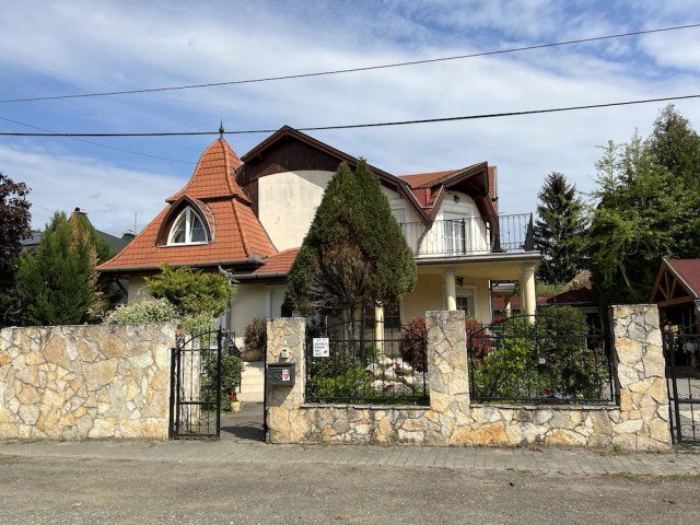 Eladó családi ház, Gödön 248 M Ft, 6 szobás