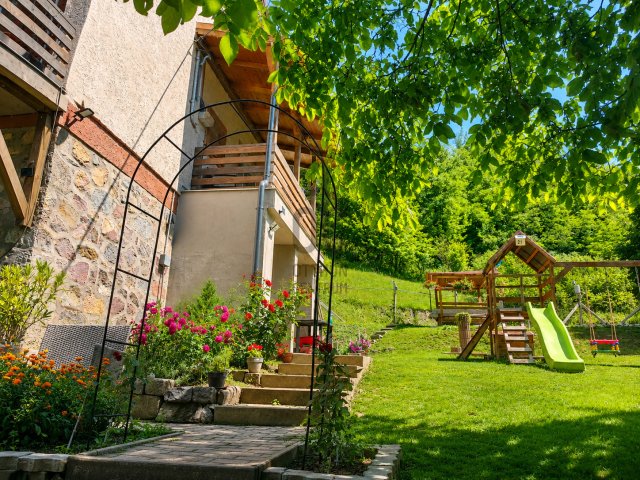 Eladó családi ház, Esztergomban 69.9 M Ft, 3 szobás