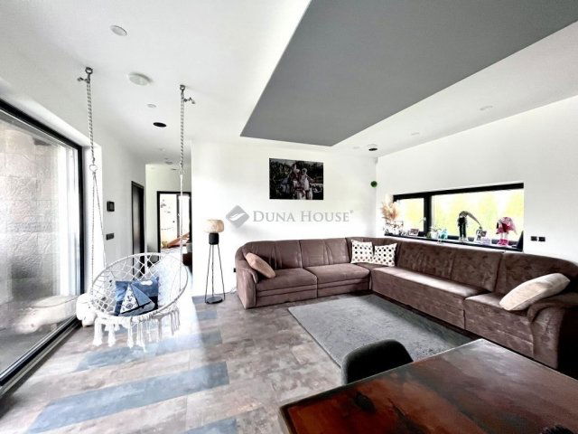 Eladó családi ház, Pécsett 149 M Ft, 5 szobás