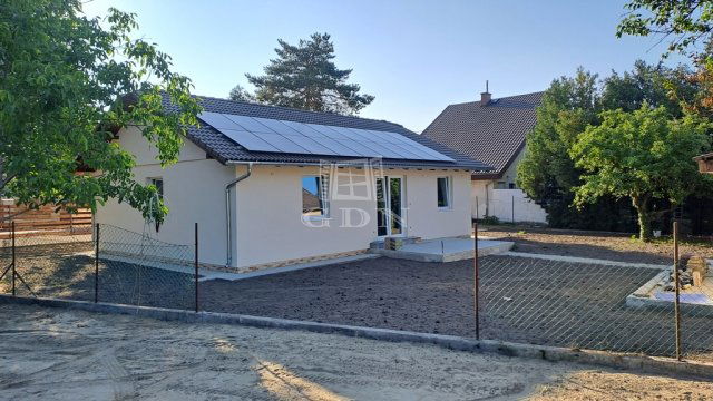 Eladó családi ház, Szigethalmon 94.9 M Ft, 2+2 szobás