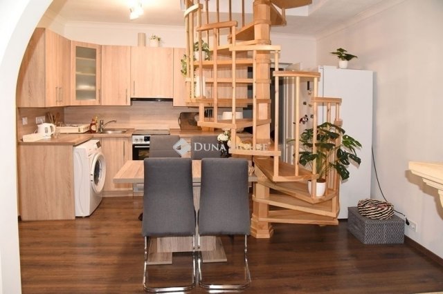 Eladó téglalakás, Pécsett 59.9 M Ft, 3 szobás