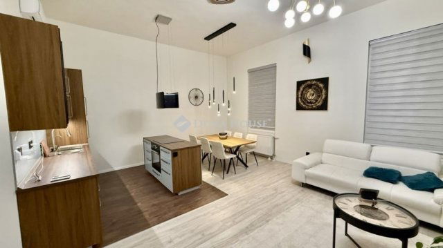 Eladó téglalakás, Budapesten, VI. kerületben 120 M Ft, 3 szobás