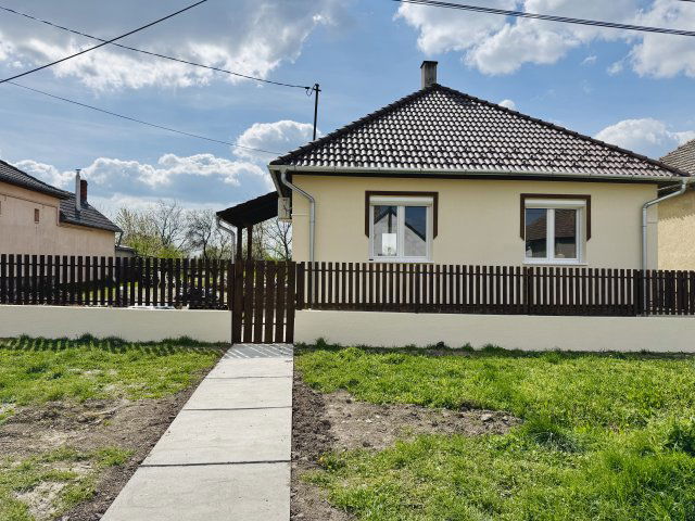 Eladó családi ház, Decsen 34.9 M Ft, 2 szobás