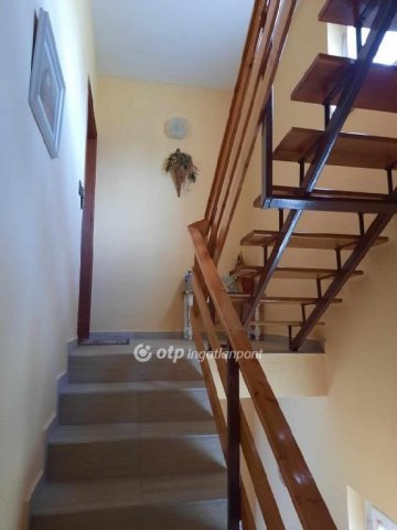 Eladó családi ház, Vonyarcvashegyen 178 M Ft, 11+2 szobás