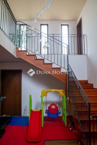 Eladó családi ház, Pécelen 249 M Ft, 6 szobás