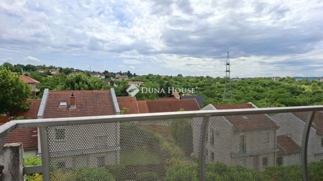 Eladó téglalakás, Pécsett 65.9 M Ft, 3 szobás