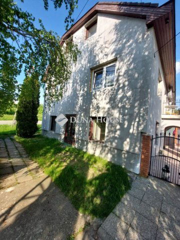 Eladó családi ház, Érsekvadkerten 69.9 M Ft, 8 szobás