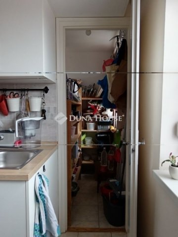 Eladó téglalakás, Pécsett 46.9 M Ft, 3 szobás