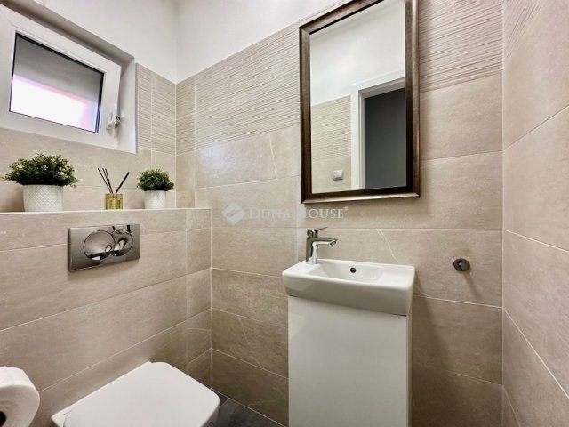 Eladó családi ház, Pécsett 250 M Ft, 9 szobás