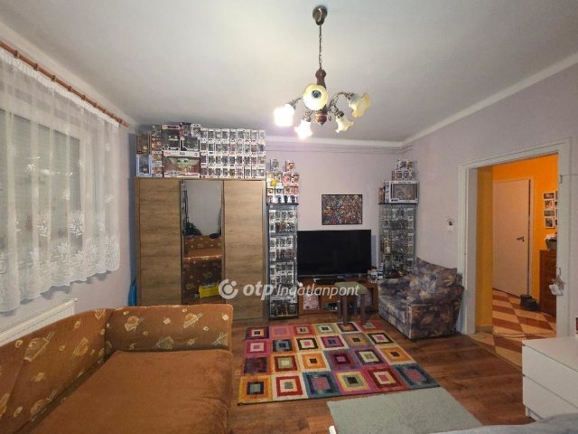 Eladó családi ház, Pápán 57.9 M Ft, 2 szobás