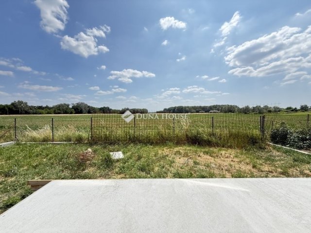 Eladó ikerház, Szigetszentmártonban 88.9 M Ft, 5 szobás