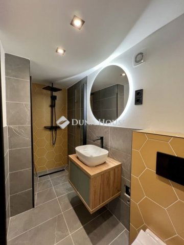 Eladó téglalakás, Budapesten, VI. kerületben 62.5 M Ft, 3 szobás