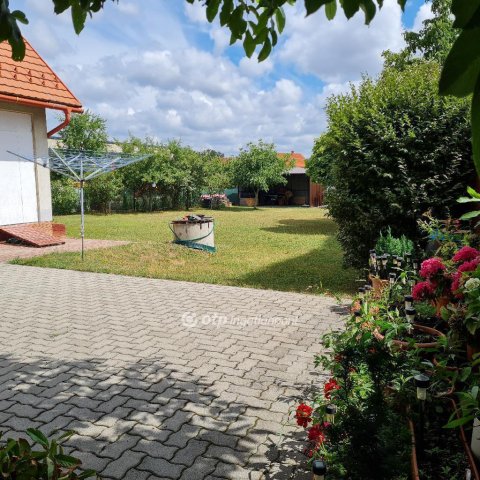 Eladó családi ház, Veszprémben 149.9 M Ft, 8+2 szobás