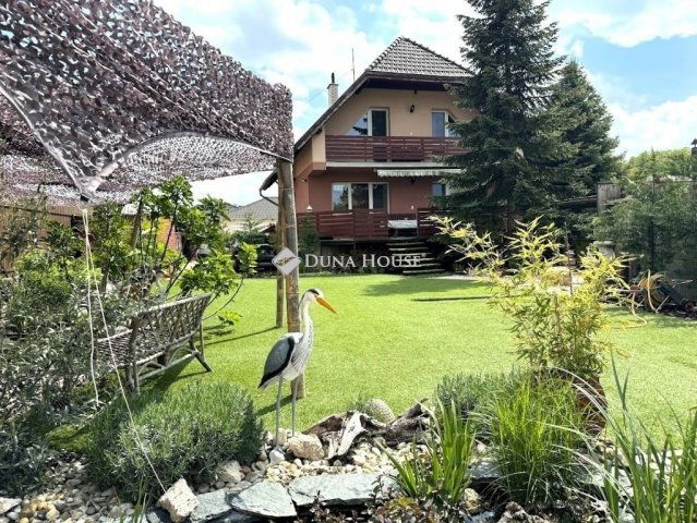 Eladó családi ház, Szigetszentmiklóson 149.99 M Ft, 8+1 szobás