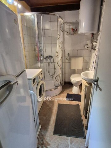 Eladó családi ház, Pécsett 26 M Ft, 2 szobás