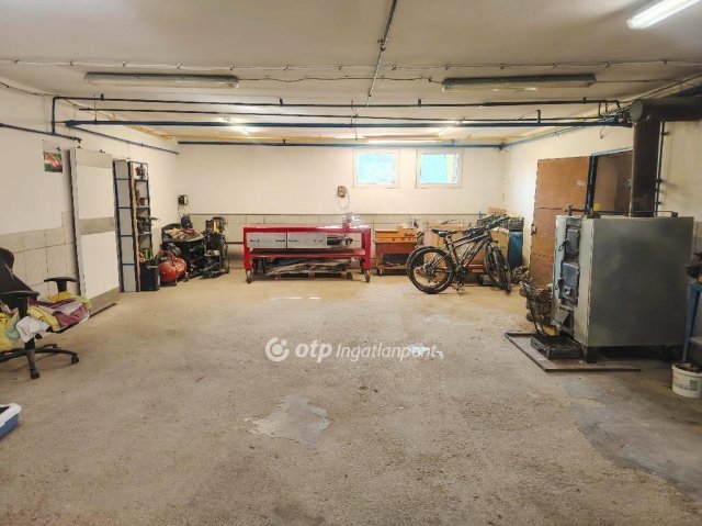 Eladó családi ház, Nagyvenyimen 145 M Ft, 4 szobás