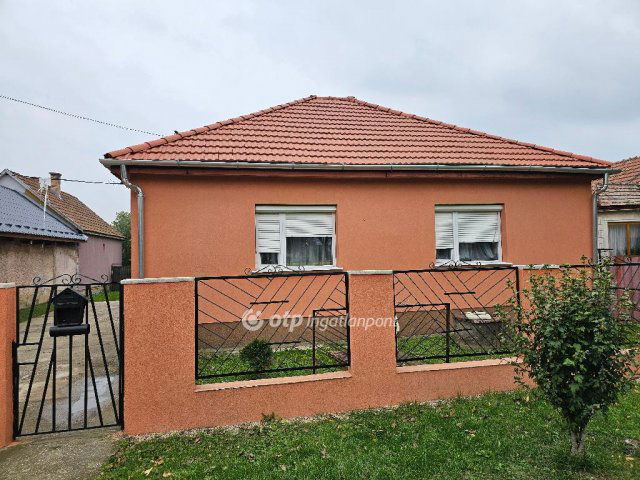 Eladó családi ház, Halmajon 35 M Ft, 3 szobás