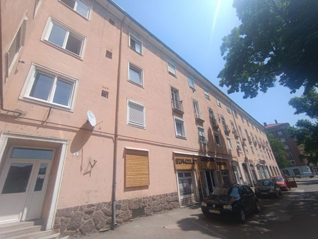 Eladó téglalakás, Komlón 10.9 M Ft, 2 szobás