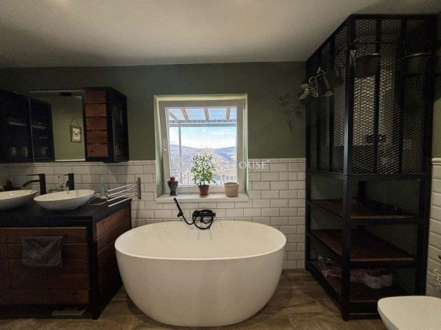 Eladó családi ház, Pécsett 124.9 M Ft, 3 szobás