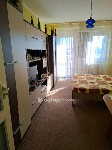 Eladó panellakás, Dunaújvárosban 36 M Ft, 1+2 szobás