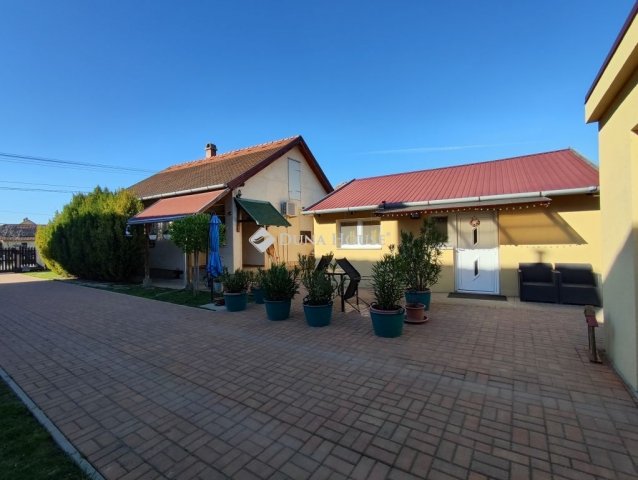 Eladó családi ház, Baracskán 74.5 M Ft, 4 szobás