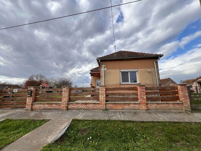 Eladó családi ház, Szentborbáson 27.8 M Ft, 2 szobás