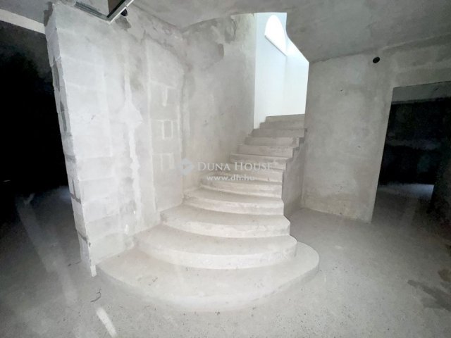 Eladó családi ház, Ürömön 449.9 M Ft, 6 szobás