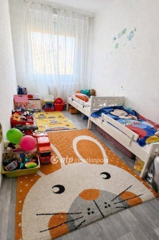 Eladó panellakás, Szegeden 48.3 M Ft, 2+1 szobás