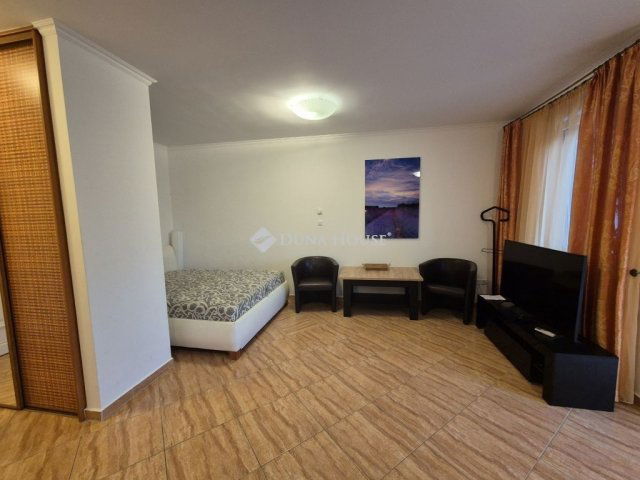 Eladó téglalakás, Siófokon 69.6 M Ft, 1 szobás