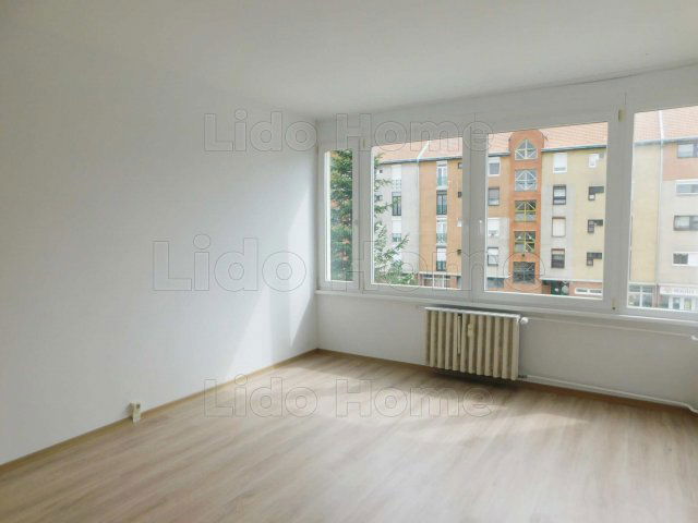 Eladó panellakás, Dombóváron 33.9 M Ft, 8 szobás