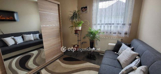 Eladó családi ház, Péren 95.9 M Ft, 4 szobás