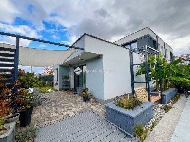 Eladó családi ház, Székesfehérvárott 199.99 M Ft, 5 szobás