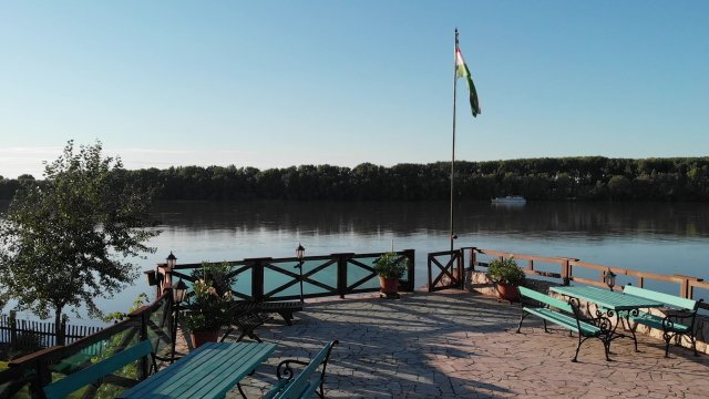 Eladó családi ház, Dunaalmáson 323.1 M Ft, 8 szobás